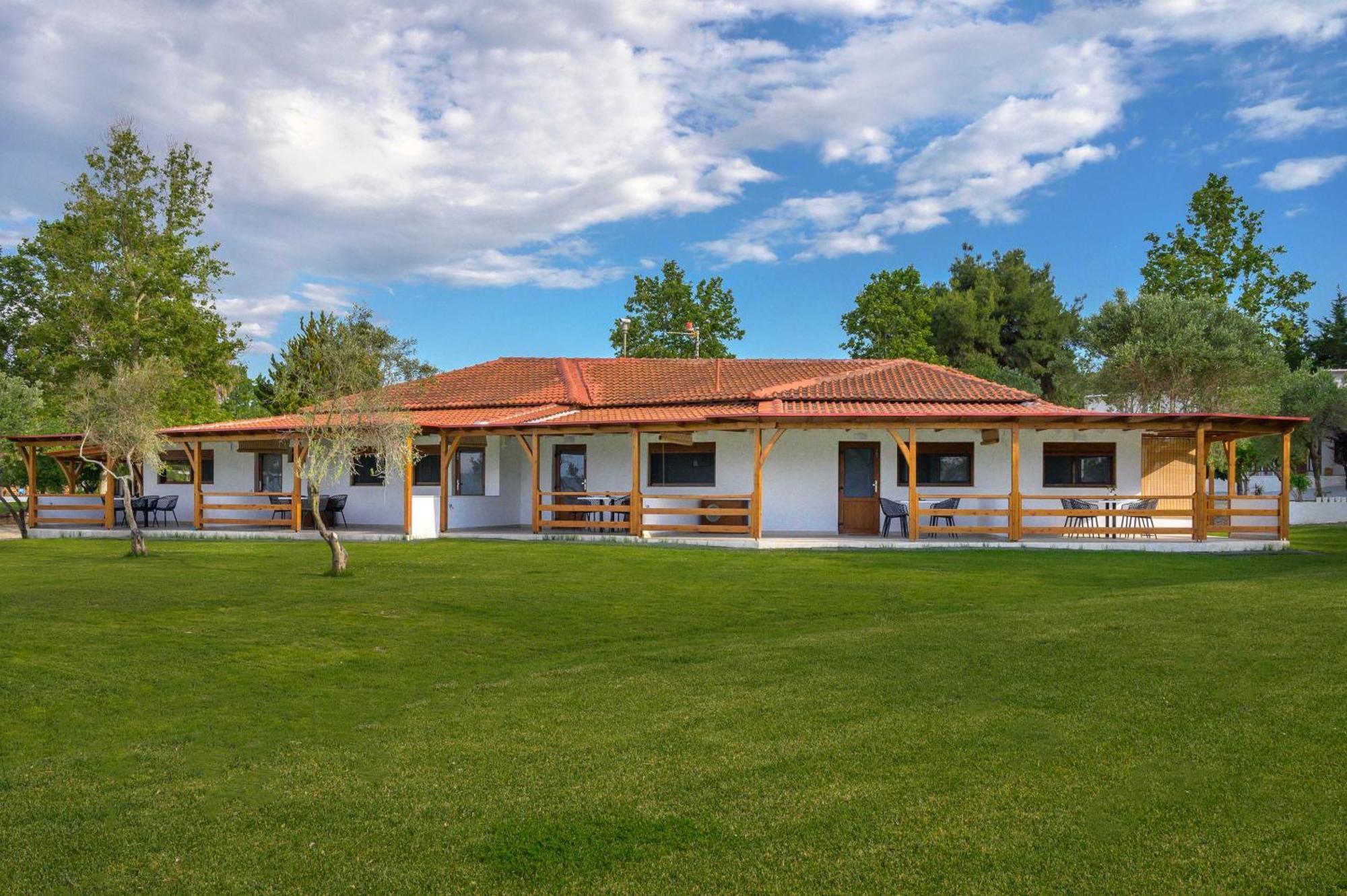 Komitsa Luxury Apartments Nea Roda Exterior foto